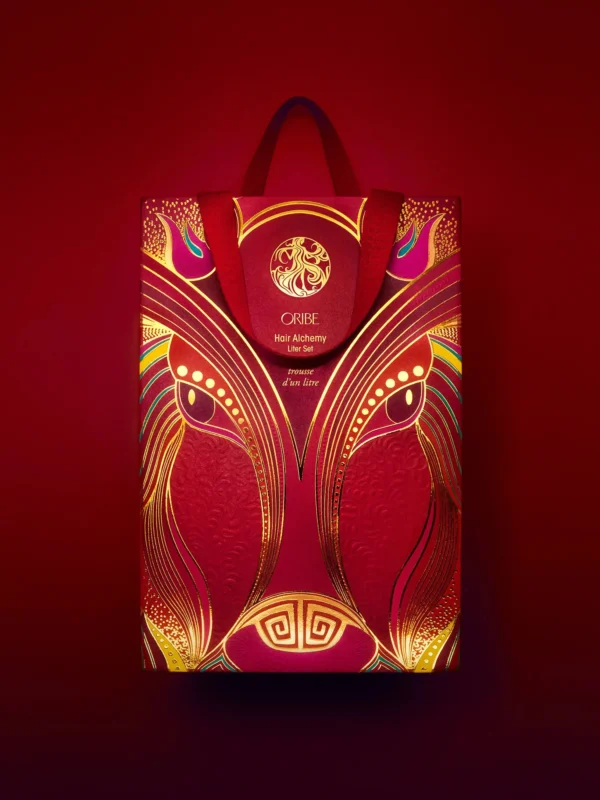 Detalle frontal de la bolsa de coleccionista del Hair Alchemy Liter Set con ilustraciones en rojos y dorados auspiciosos.