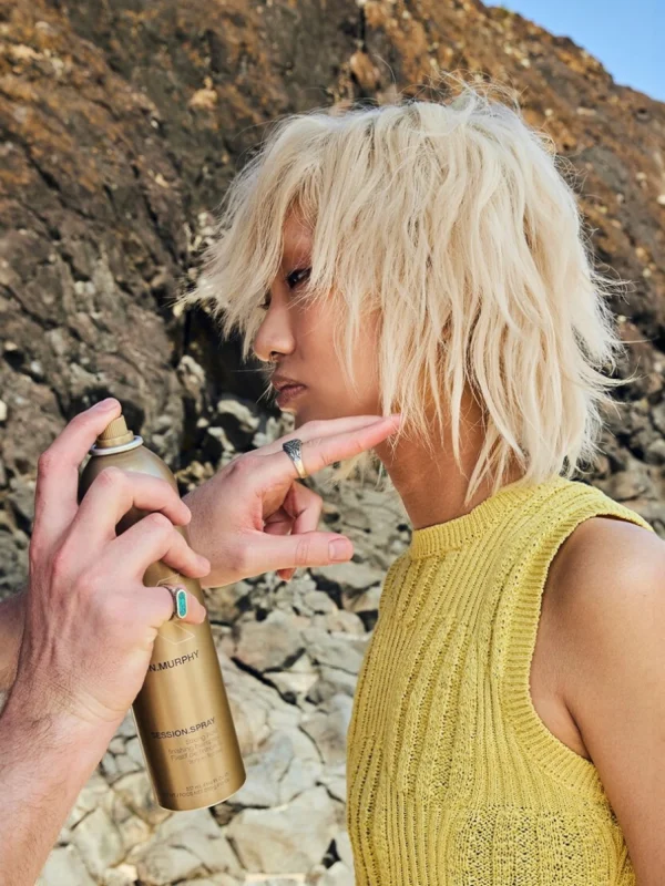 Aplicación de Kevin Murphy SESSION SPRAY para fijación fuerte y acabado de larga duración