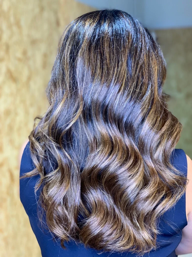 Bae Berry con color moreno brillante y ondas suaves realizado en Salón Rafael Dueñas
