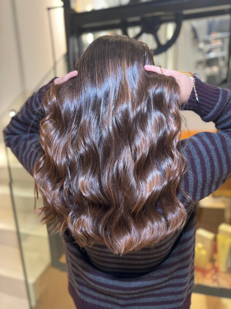 Resultado del tratamiento Bae Berry de Goa Organics con efecto brillo espejo y reflejos cobrizos intensos en Salón Rafael Dueñas Madrid