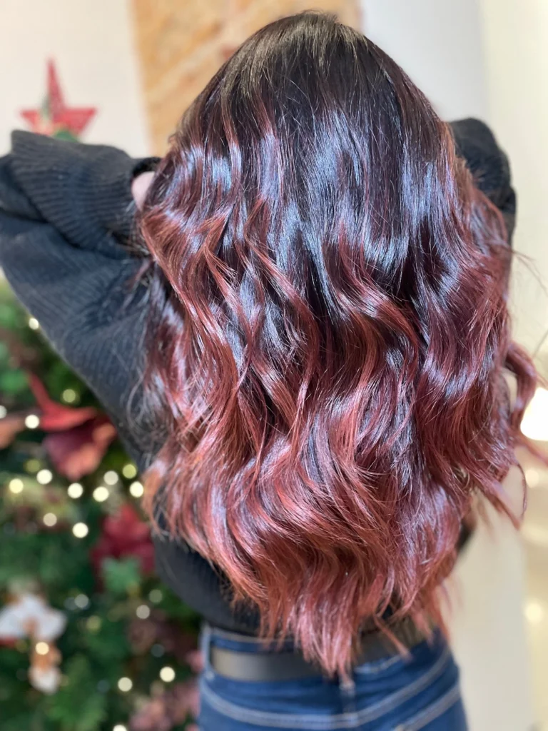 Resultado del tratamiento Bae Berry de Goa Organics con efecto brillo espejo y realce de reflejos rojizos en Salón Rafael Dueñas Madrid
