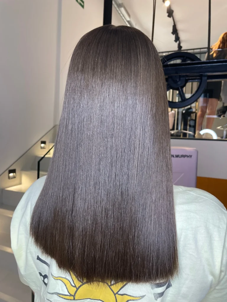 Cabello disciplinado y con brillo uniforme tras tratamiento Bare de Goa Organics en Madrid