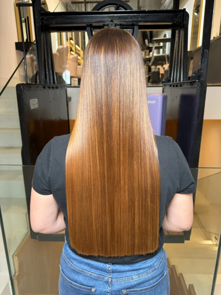 Cabello largo disciplinado con brillo intenso tras tratamiento Bare de Goa Organics en Madrid