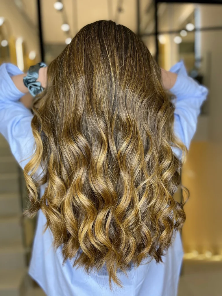 Resultado hidratación profunda Sublime 10·31 Goa Organics en Salón Rafael Dueñas Madrid con ondas naturales y brillo intenso