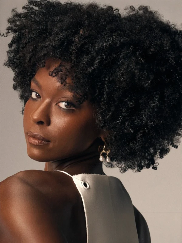 cabello rizado definido con Oribe Curl Gelée For Shine And Definition brillo y fijación natural