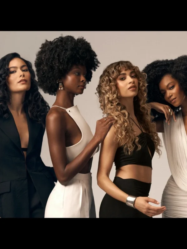 Modelos con diferentes tipos de rizos definidos usando la colección Oribe Eternal Curls acabado profesional