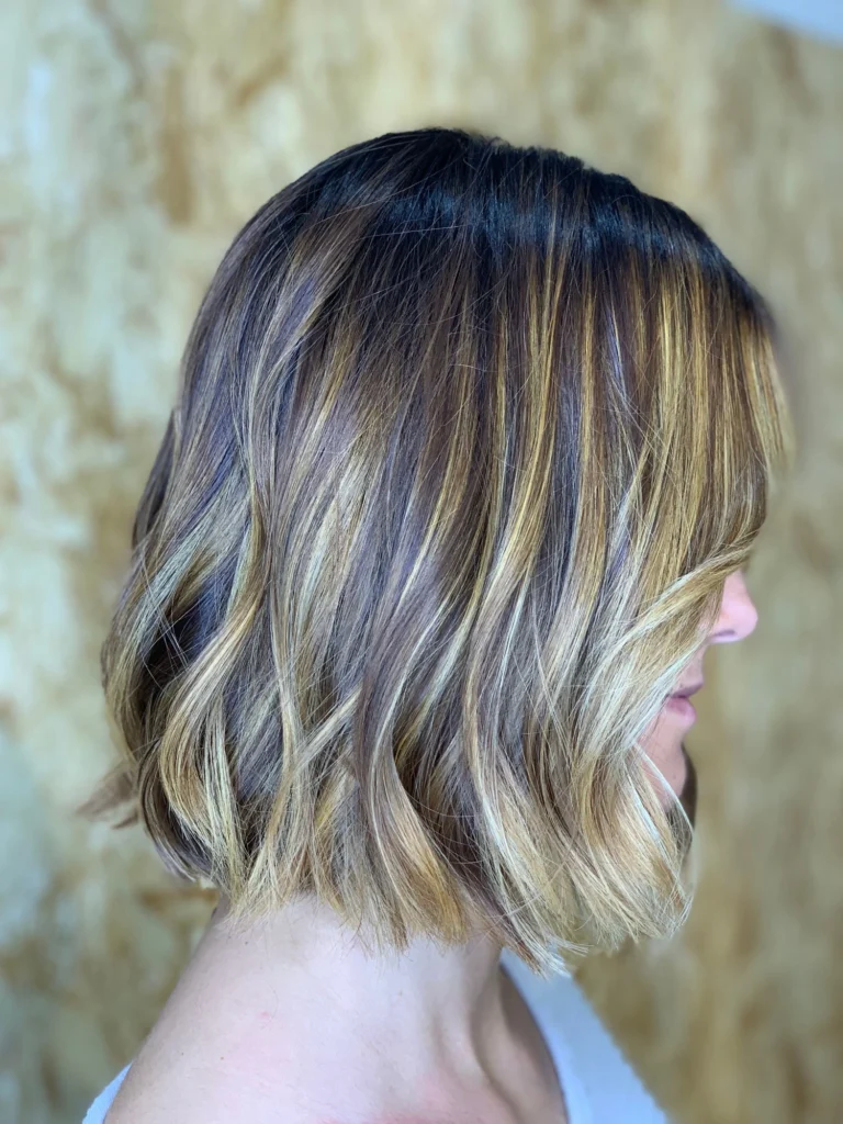 Softy Mood en corte bob con mechas iluminadas y acabado suave natural realizado en Salón Rafael Dueñas