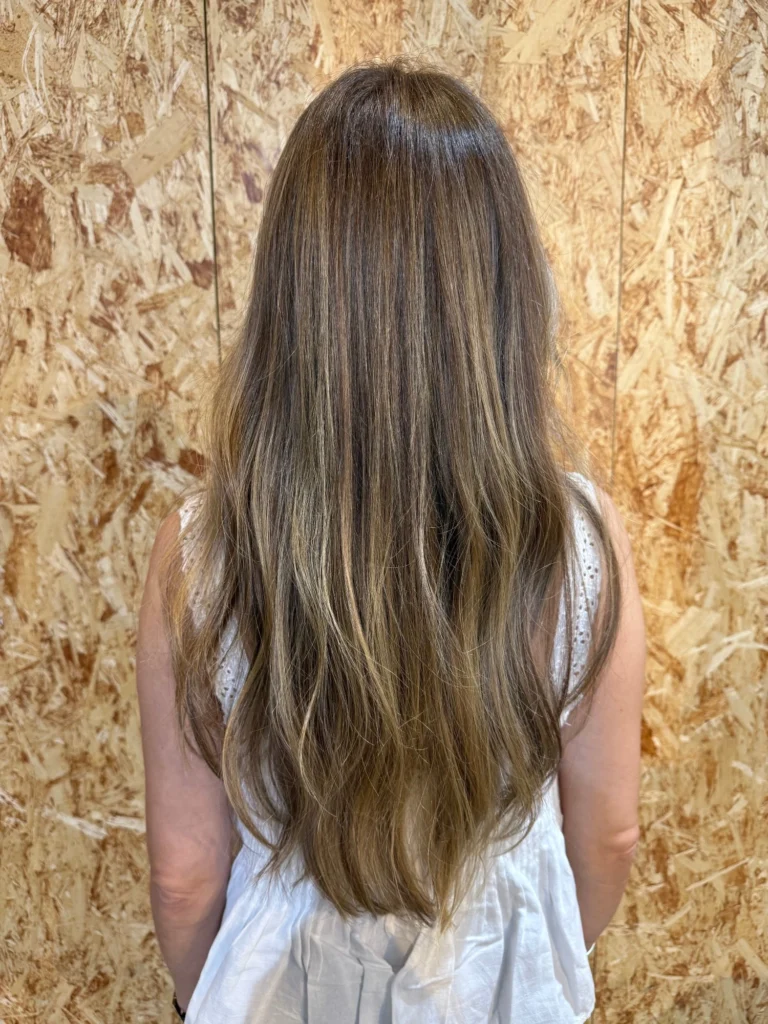 Cabello con textura ligera y movimiento natural tras tratamiento Softy Mood de Goa Organics en Madrid