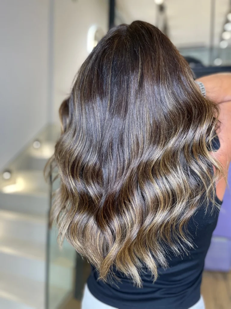 Resultado del tratamiento Sublime 10·31 de Goa Organics en Salón Rafael Dueñas Madrid con cabello moreno brillante y ondas suaves
