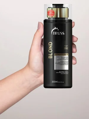 Aplicación de Truss Blond Acondicionador 300 ml tratamiento matizador para cabello rubio