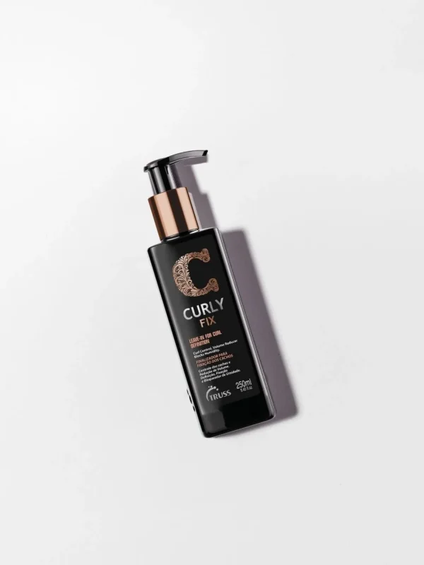 Truss Curly Fix envase inclinado mostrando producto de styling para rizos