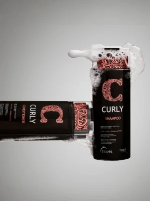 Truss Curly Shampoo con espuma mostrando textura durante el lavado