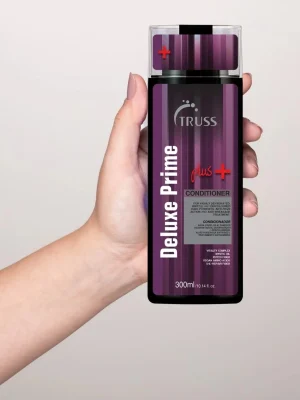 Truss Deluxe Prime Plus Conditioner 300 ml en mano detalle del envase acondicionador profesional reparador
