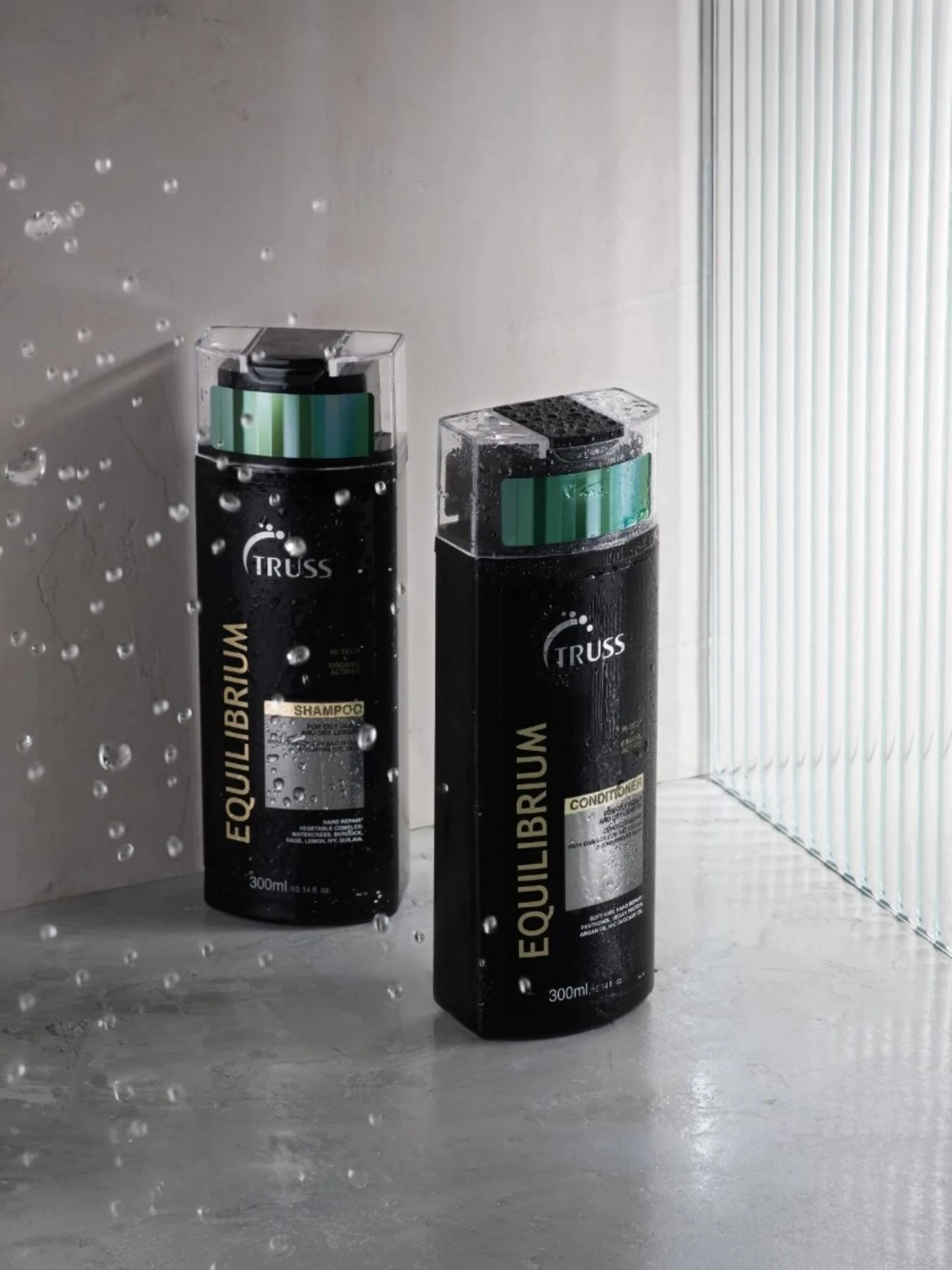 Truss Equilibrium Shampoo y acondicionador en entorno húmedo equilibrando cuero cabelludo y medios