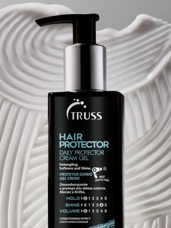 Detalle de Truss Hair Protector con textura crema gel sobre fondo blanco