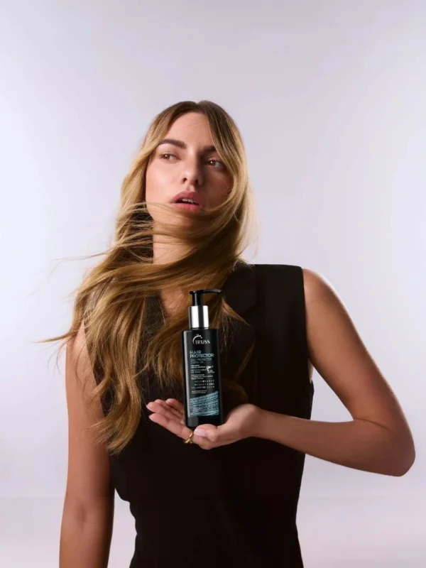 Modelo con cabello largo sujetando Truss Hair Protector mostrando resultado suave y brillante
