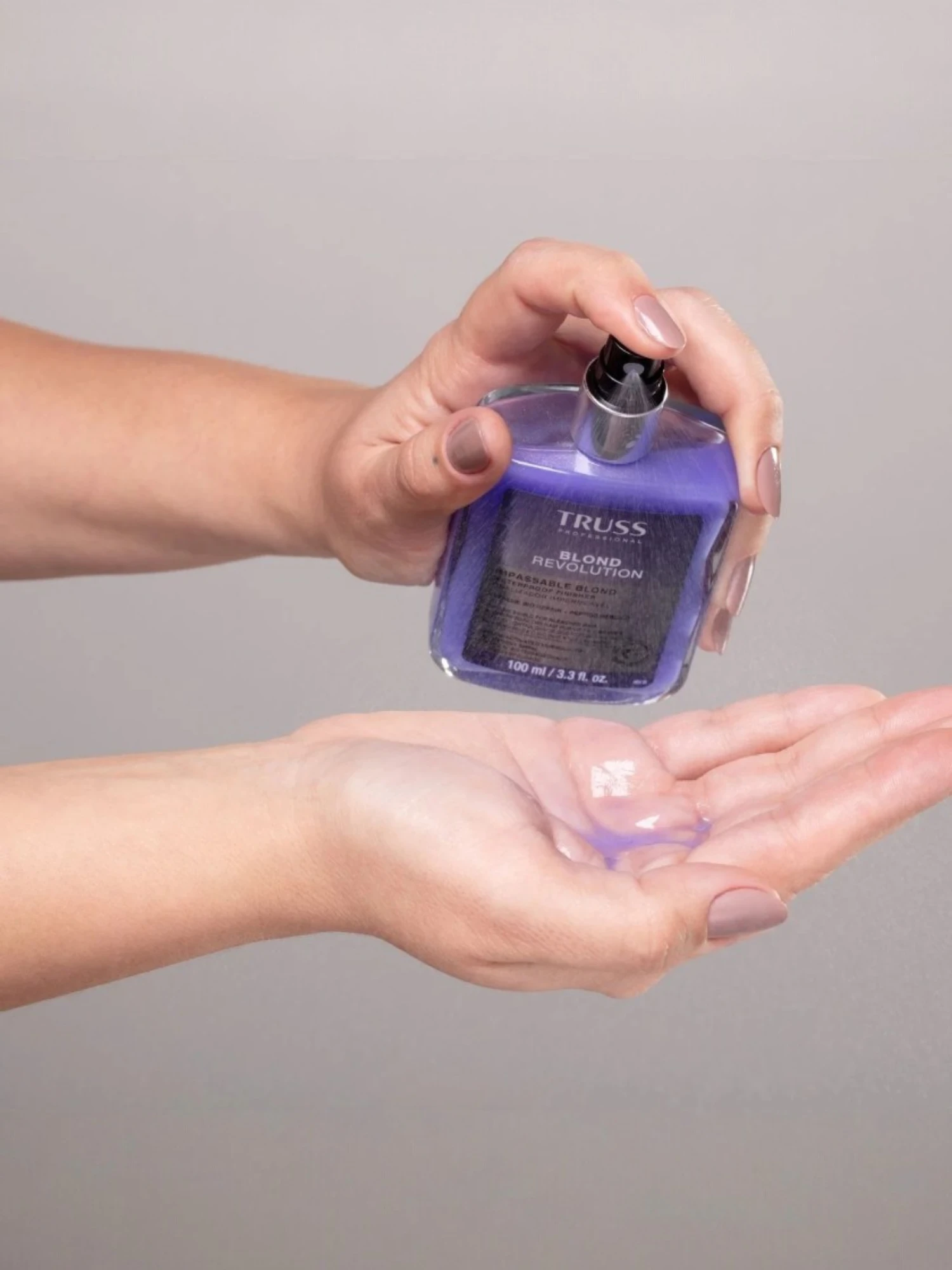 Aplicación de Truss Blond Revolution Impassable Blond mostrando su textura ligera tipo sérum protector