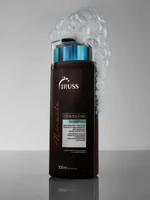 Truss Miracle Shampoo 300 ml con espuma mostrando su acción limpiadora y reparadora