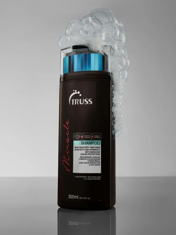 Truss Miracle Shampoo 300 ml con espuma mostrando su acción limpiadora y reparadora