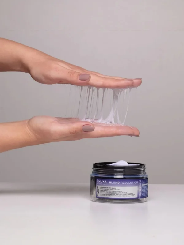 Detalle del efecto fibra de la mascarilla Truss Blond Revolution Net Blond Mask con textura elástica reparadora