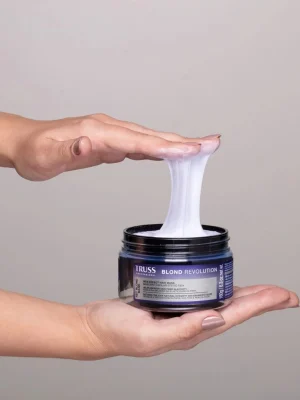 Textura elástica de Truss Blond Revolution Net Blond Mask mostrando su efecto reparador tipo fibra