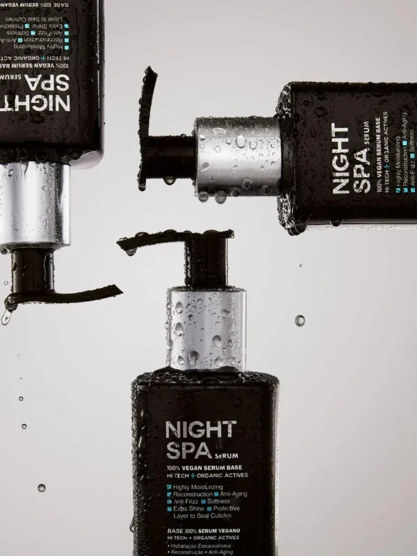 Detalle de envases Truss Night Spa con gotas de agua sobre fondo neutro