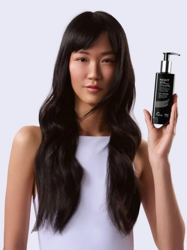 Modelo con cabello brillante sujetando Truss Night Spa