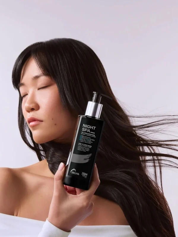 Modelo con cabello largo en movimiento utilizando Truss Night Spa