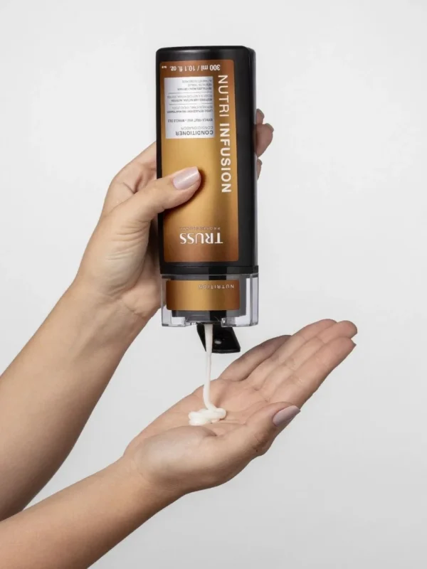 Aplicación de Truss Nutri Infusion Conditioner mostrando su textura cremosa nutritiva