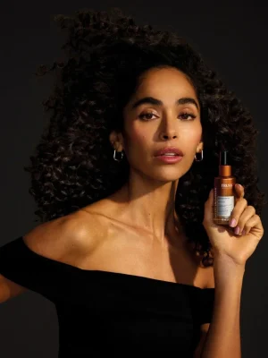 Modelo con cabello definido utilizando Truss Nutri Infusion Nutritive Hair Oil