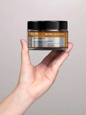 Truss Nutri Infusion Mask sostenida en la mano mostrando tamaño