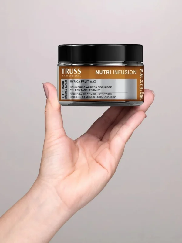 Truss Nutri Infusion Mask sostenida en la mano mostrando tamaño