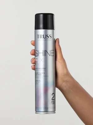 Mano sujetando spray Truss Shine Fix 450 ml producto de brillo profesional