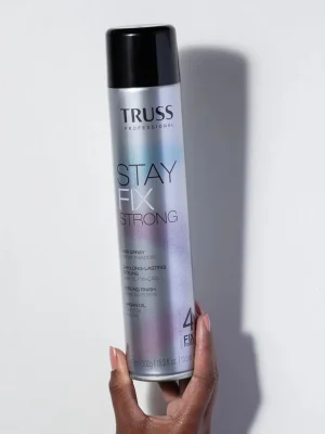 Mano sujetando laca Truss Stay Fix Strong 400 ml producto de fijación fuerte