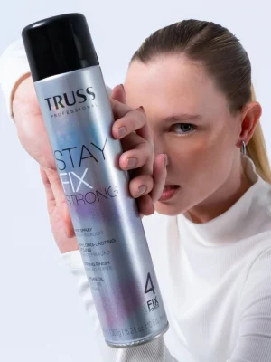 Modelo sosteniendo laca Truss Stay Fix Strong para fijación fuerte y acabado profesional