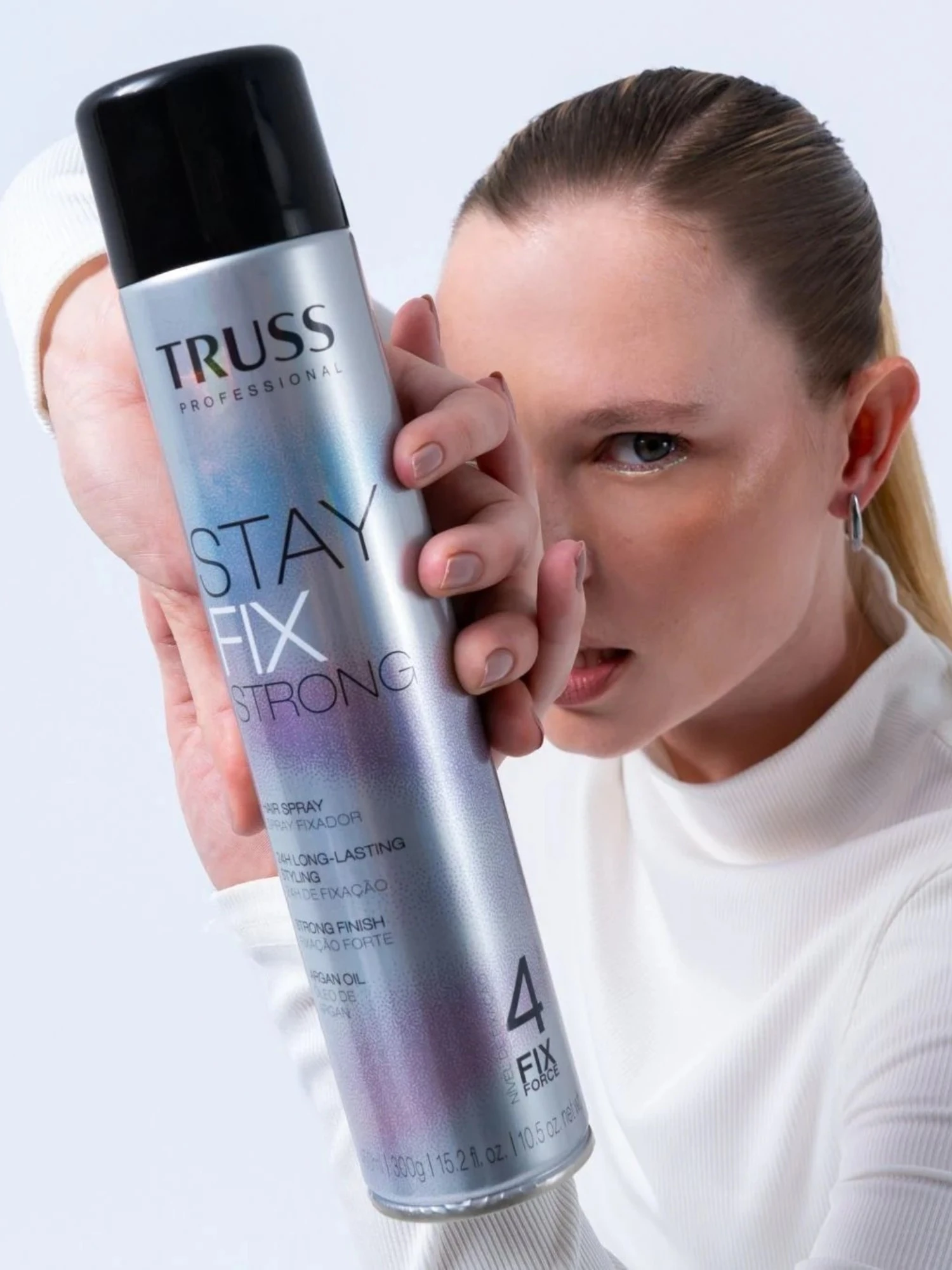 Modelo sosteniendo laca Truss Stay Fix Strong para fijación fuerte y acabado profesional
