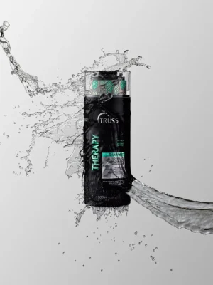Truss Therapy Shampoo con efecto de agua representando acción refrescante en cuero cabelludo