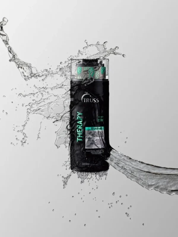 Truss Therapy Shampoo con efecto de agua representando acción refrescante en cuero cabelludo