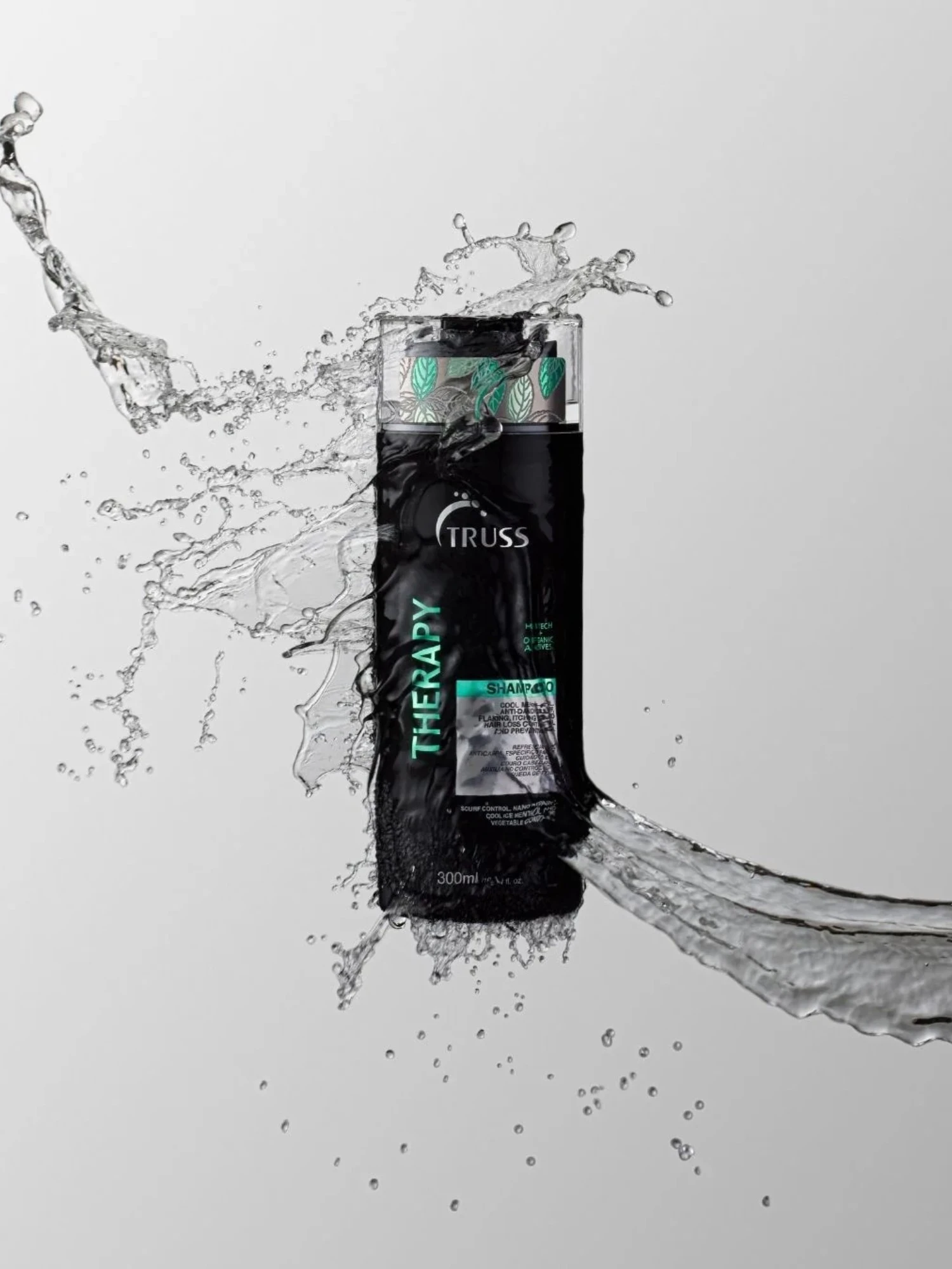 Truss Therapy Shampoo con efecto de agua representando acción refrescante en cuero cabelludo