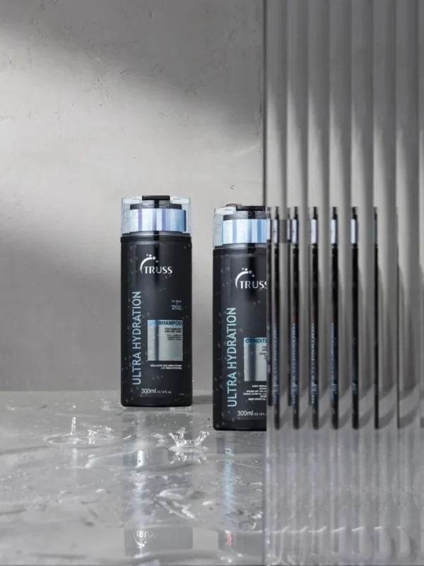 Gama Truss Ultra Hydration con champú y acondicionador en entorno húmedo profesional