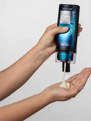 Aplicacion de Truss Deluxe Prime Conditioner textura cremosa reparadora para cabello dañado