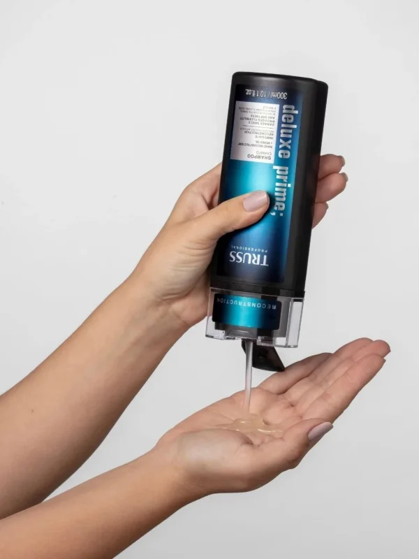 Aplicacion de Truss Deluxe Prime Shampoo textura gel reparadora para cabello dañado
