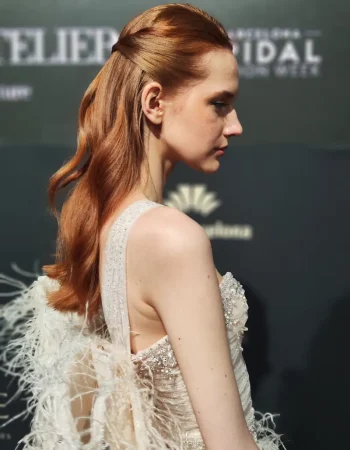 Recogido de novia elegante realizado en salón de Madrid