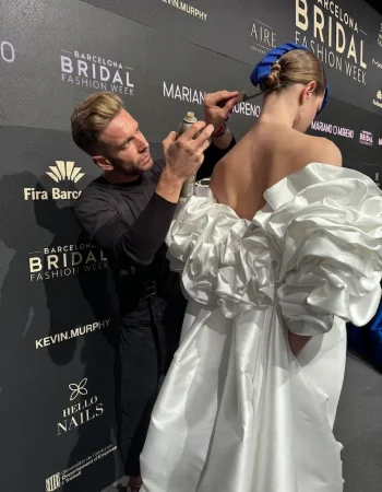 Estilista preparando el peinado de una novia en Madrid